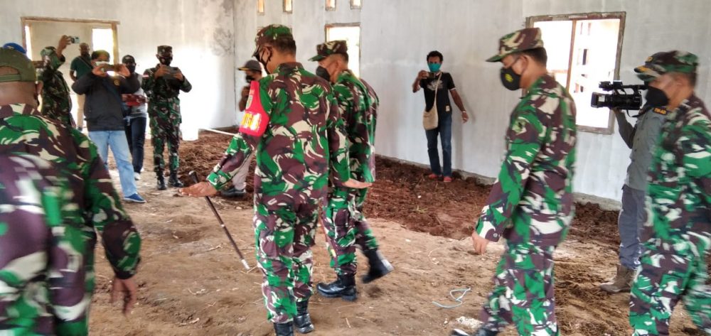 Brigjen TNI Izak Tinjau Perkembangan Pembangunan Gereja TMMD