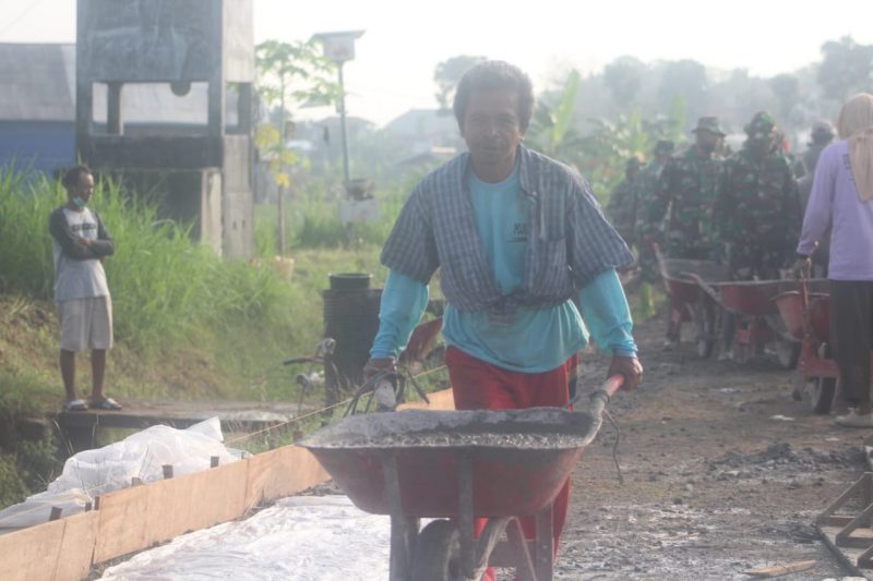 Demi Desanya, Aminuddin Semangat Bergabung Dengan Tim Betonisasi Jalan