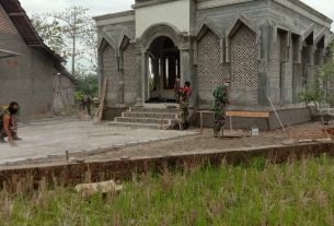 Pekerjaan Pemasangan Paving Blok Musholla "Nurul Iman" Desa Tamansari