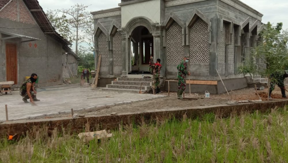 Pekerjaan Pemasangan Paving Blok Musholla "Nurul Iman" Desa Tamansari
