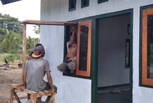 Pemasangan Jendela Rumah Pastori TMMD Kodim Sarmi