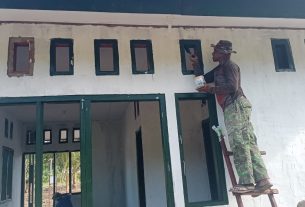 Pengecatan Kusen Bangunan Rumah Pastori TMMD Kodim Sarmi