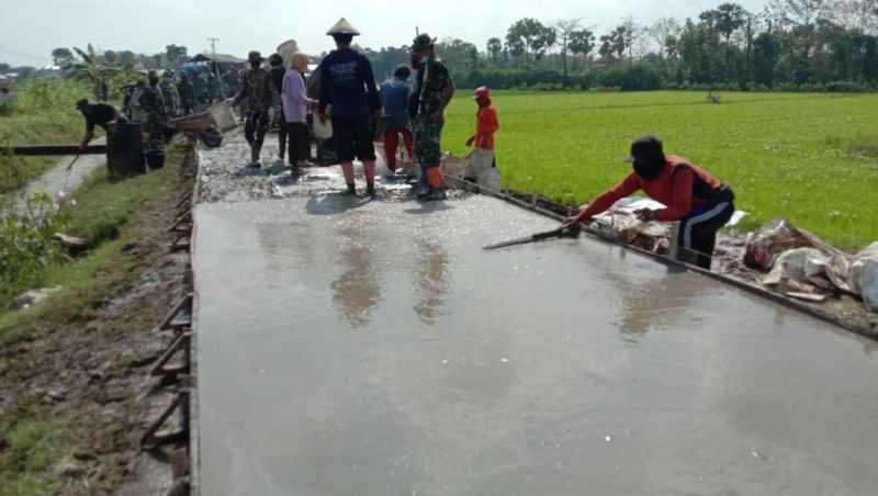 TNI - Polri dan Warga Desa Tamansari Terlihat Kompak di Pengerjaan Rabat Beton jalan