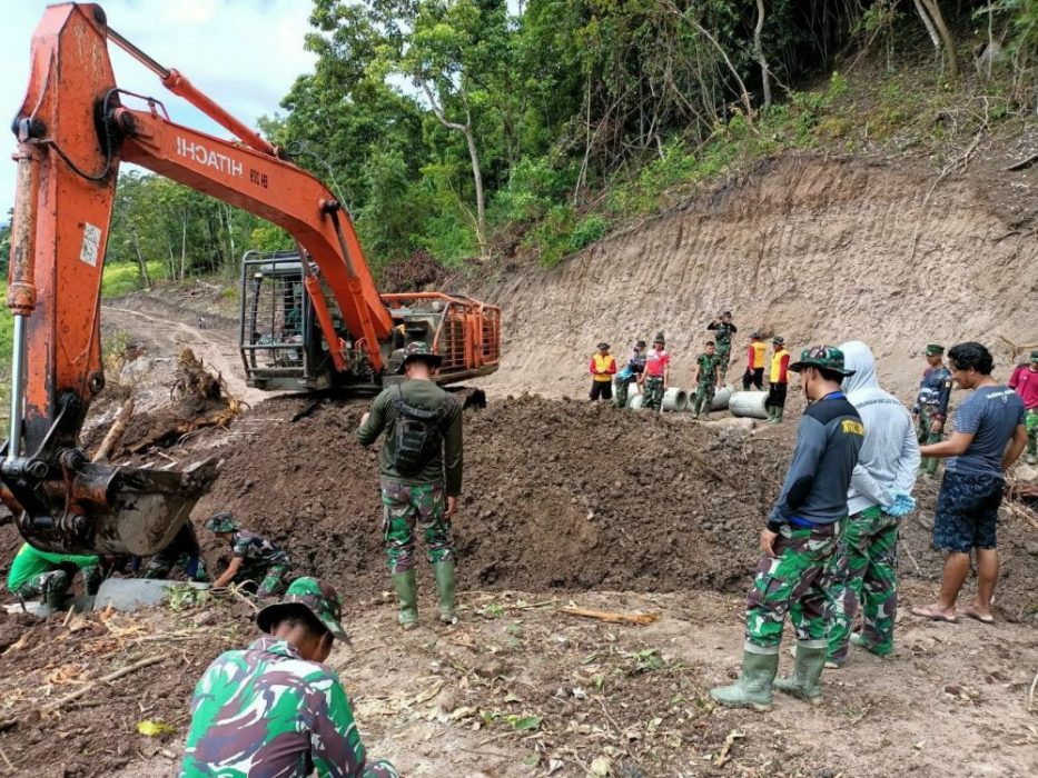 Satgas TMMD Ke -111 Kodim 1407/Bone Gunakan Excavator Dalam Pemasangan Gorong-gorong