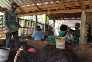 Satgas TMMD Kunjungi Produksi Pupuk Kompos Milik Warga Tamansari