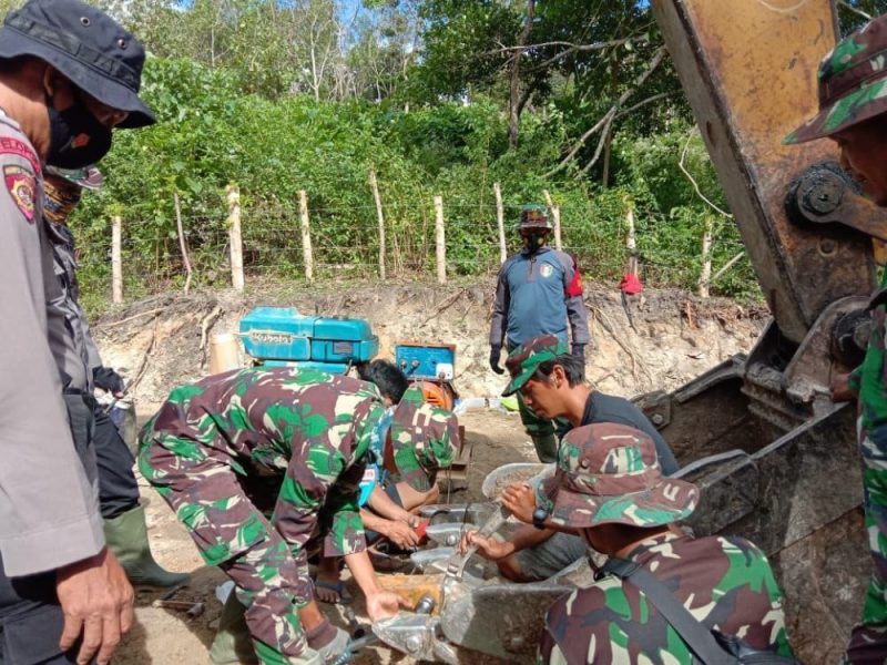 Tim Satgas TMMD Ke 111 Ikut Membantu Memperbaiki Dan Memasang Alat Excavator