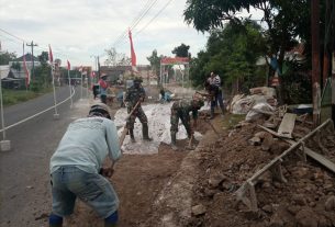 Warga Desa Tamansari dan TNI Bersemangat Untuk Menyelesaikan Sasaran Fisik Utama Rabat Beton Jalan