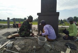 Satgas TMMD Sedang Membuat Tugu Bhakti TNI Di Desa Tamansari