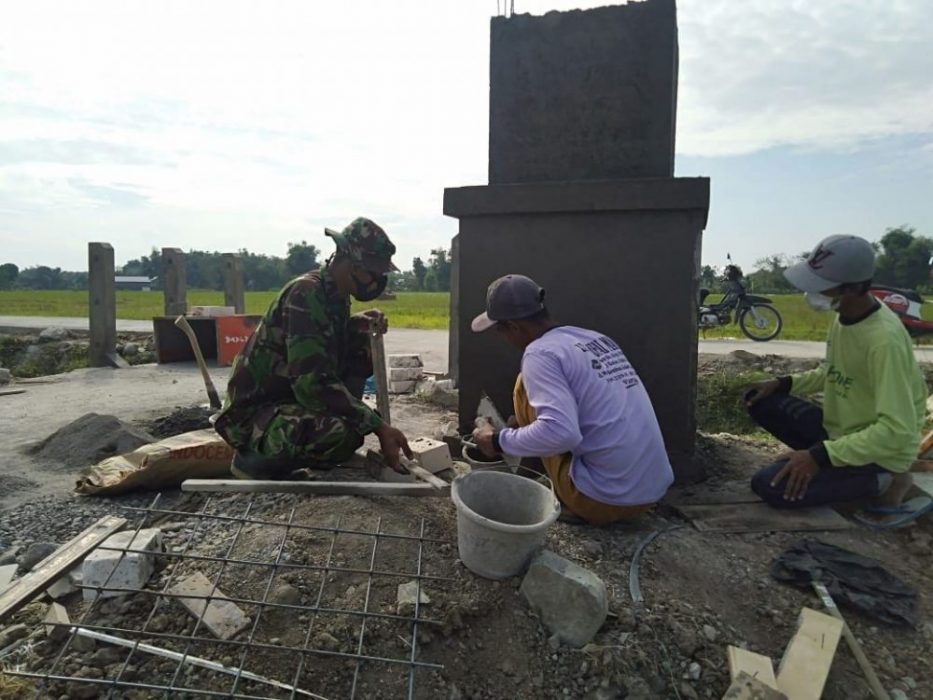 Satgas TMMD Sedang Membuat Tugu Bhakti TNI Di Desa Tamansari