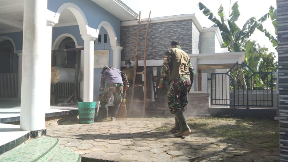 Anggota Satgas TMMD Bersama Warga Bersihkan Halaman Masjid Baitul Mutaqin