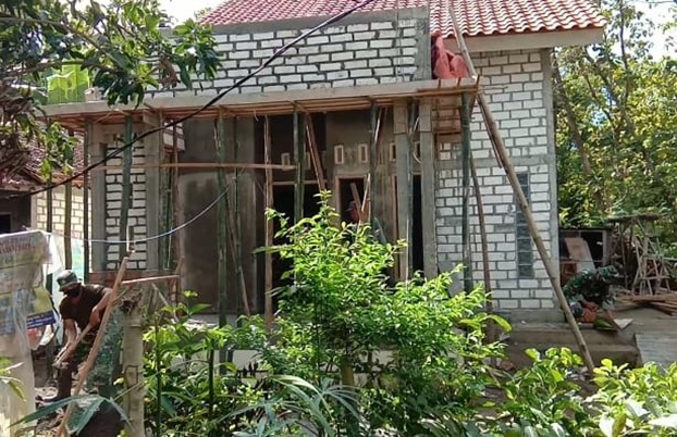 Pemasangan Atap Rumah Selesai, Dilanjutkan Persiapan Pemplesteran Dinding