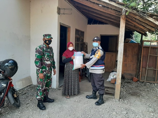 Sarbini Warga Desa Tamansari Penerima Bantuan Paket Sembako