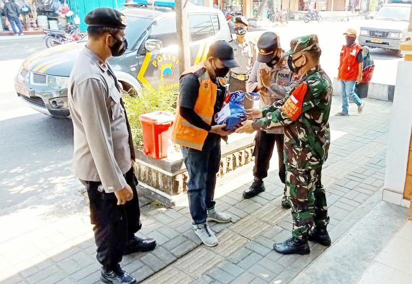 PPKM Darurat, TNI-Polri Kabupaten Wonogiri Salurkan Langsung Paket Sembako Kepada Warga Yang Membutuhkan