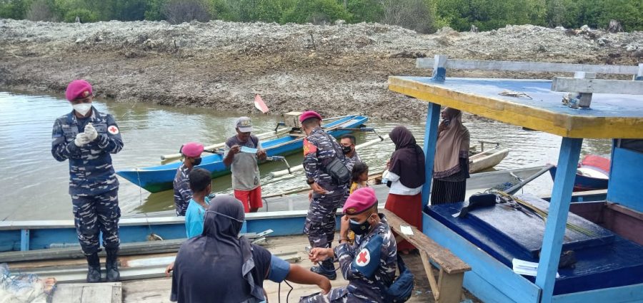 Korps Marinir TNI Jemput Bola ke Nelayan Sorong Sukseskan Vaksinasi