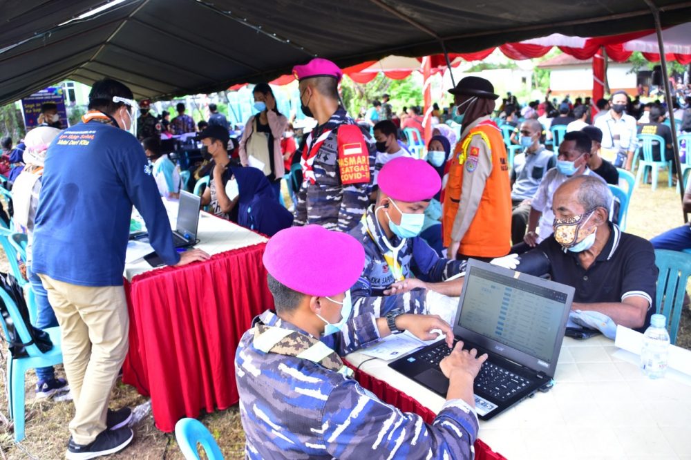 Menyambut Hari Pramuka ke-60, Korps Marinir TNI AL bersama Dinkes Papua Barat Gelar Serbuan Vaksinasi