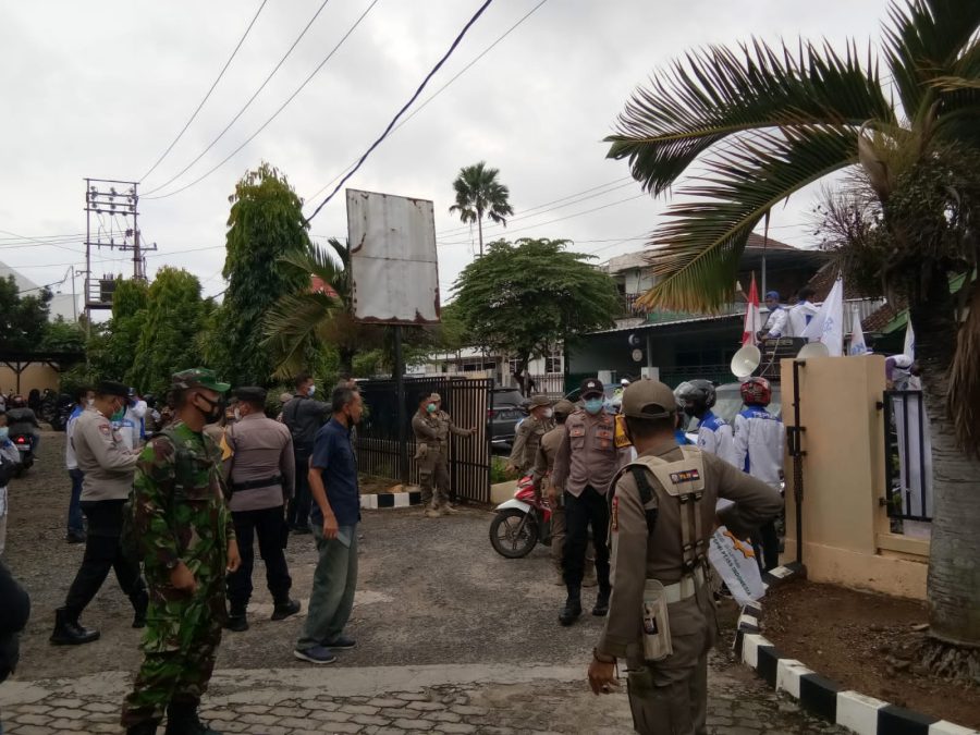 Babinsa Koramil 410-05/TKP Pantau Aksi Unras FSPMI di Disnaker Provinsi Lampung