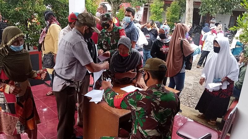 Demi Kelancaran Vaksinasi, TNI Dari Koramil 17/Sidoharjo Turut Berperan