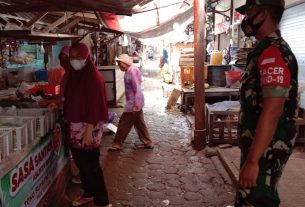 Keliling Pasar Tradisional, Ini Yang Dilakukan Babinsa Koramil Sidoharjo