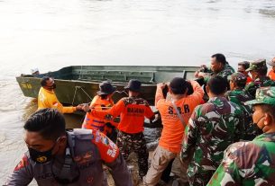 Kodim Bojonegoro Bersama Tim SAR Gabungan Cari Korban Perahu Tenggelam di Kanor