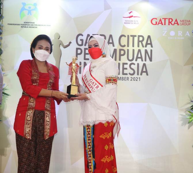 Dewi Handajani Menerima Penghargaan Gatra Citra Perempuan Indonesia