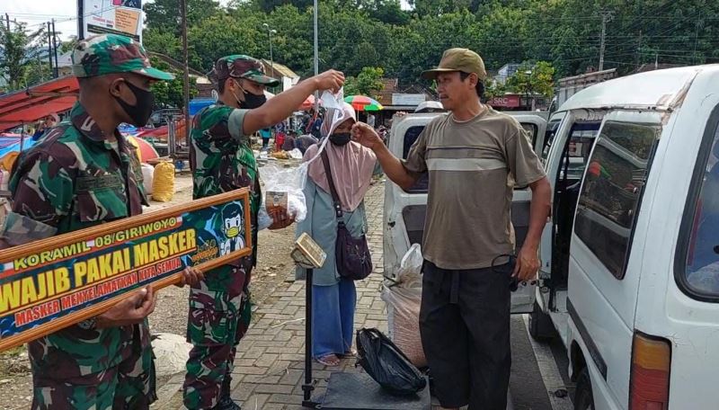 Ajak Warga Pakai Masker, Anggota Koramil Perbatasan Jateng-Jatim Rutin Gelar Operasi Gakplin Prokes