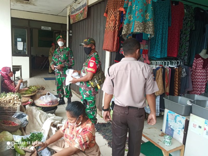 Pasar Tradisional Menjadi Sasaran Penerapan PPKM Level 2 Oleh Babinsa Kelurahan Nusukan