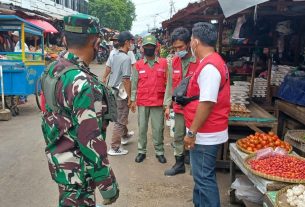 Babinsa Koramil 410-05/TKT Terapkan Prokes di Pasar Gintung