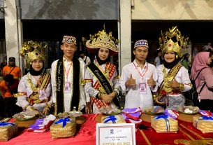 Himalaya Ikut Memeriahkan Festival Kuliner Rujak Uleg Kota Surabaya