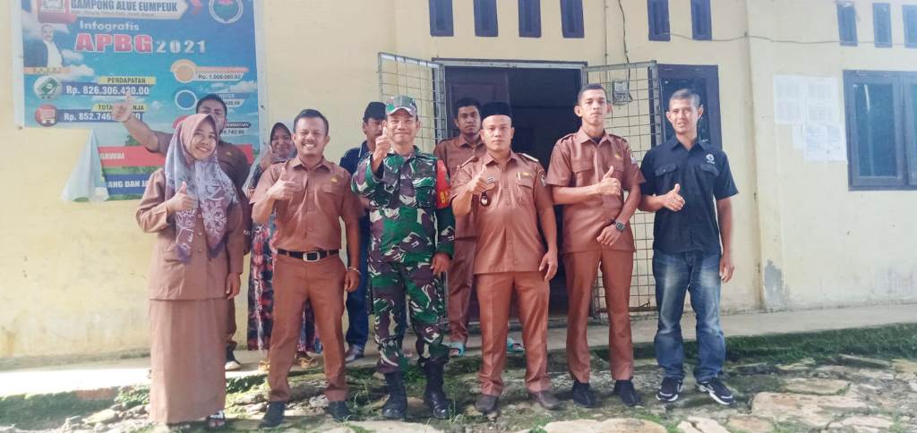 Dihadapan Keuchik Dan Aparatur Desa Alue Eumpeuk, Sertu Ongku Saleh Ajak Laksanakan Tugas Dengan Maksimal Berlandaskan Keikhlasan