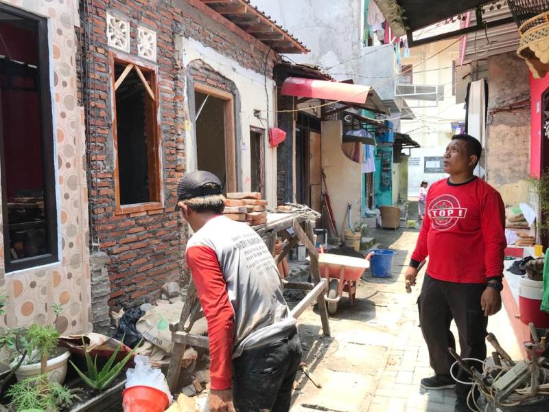 Bersama Masyarakat, Koramil 04/Jebres Gotong Royong Rehab Rumah Tidak Layak Huni Milik Warga