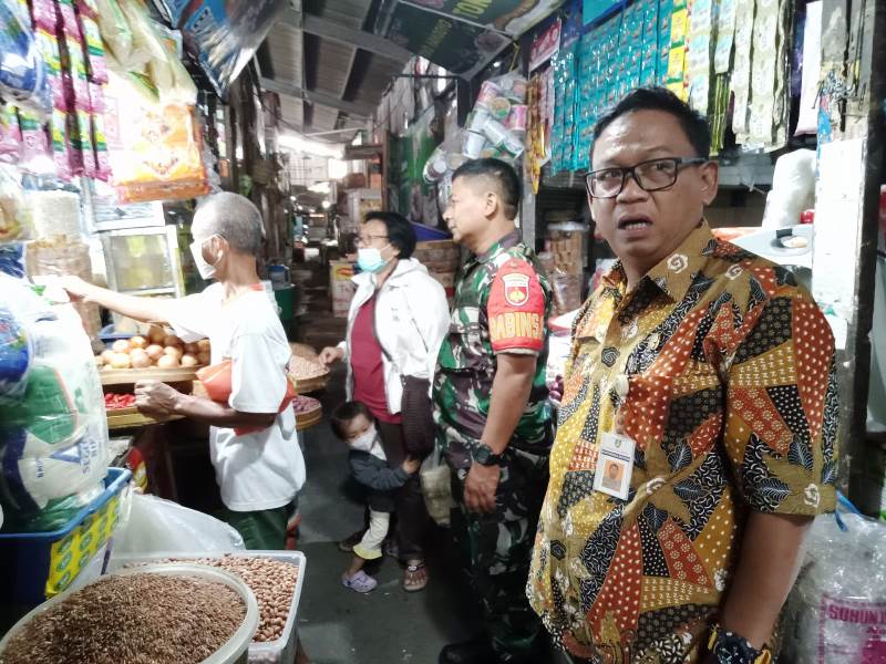 Pantau Perkembangan Harga Sembako, Babinsa dan Lurah Pasar Hardjodaksino Sidak Ke Para Penjual