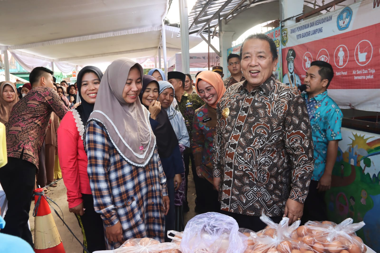 Gubernur Arinal Djunaidi Meninjau Pasar Murah Bersubsidi di Kelurahan Sukarame II Kecamatan Teluk Betung Barat Bandar Lampung