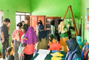 Bersama Mahasiswa KKN, Babinsa Sumberrejo Bojonegoro dampingi kegiatan Posyandu Balita