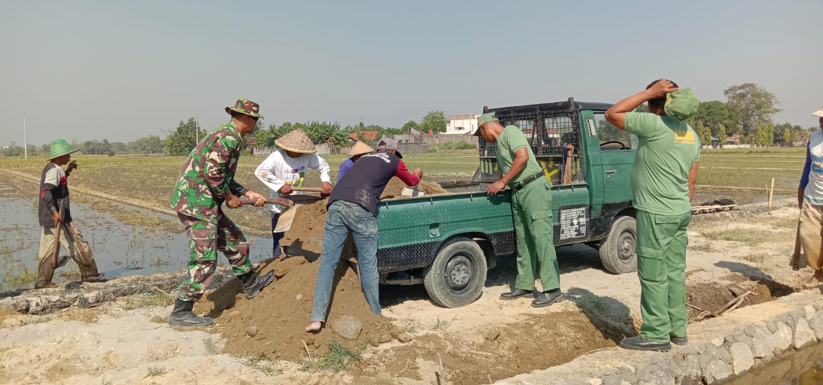 Droping material lancar, pengurugan bahu jalan mulai dilaksanakan di Lokasi TMMD Sengkuyung II Kodim 0726/Sukoharjo