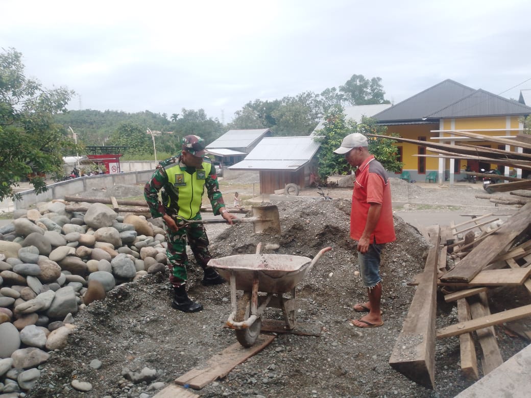 Percepat Pembangunan Rumah, Koptu Rosman Almuzakir Bantu Warga Binaan Angkat Pasir