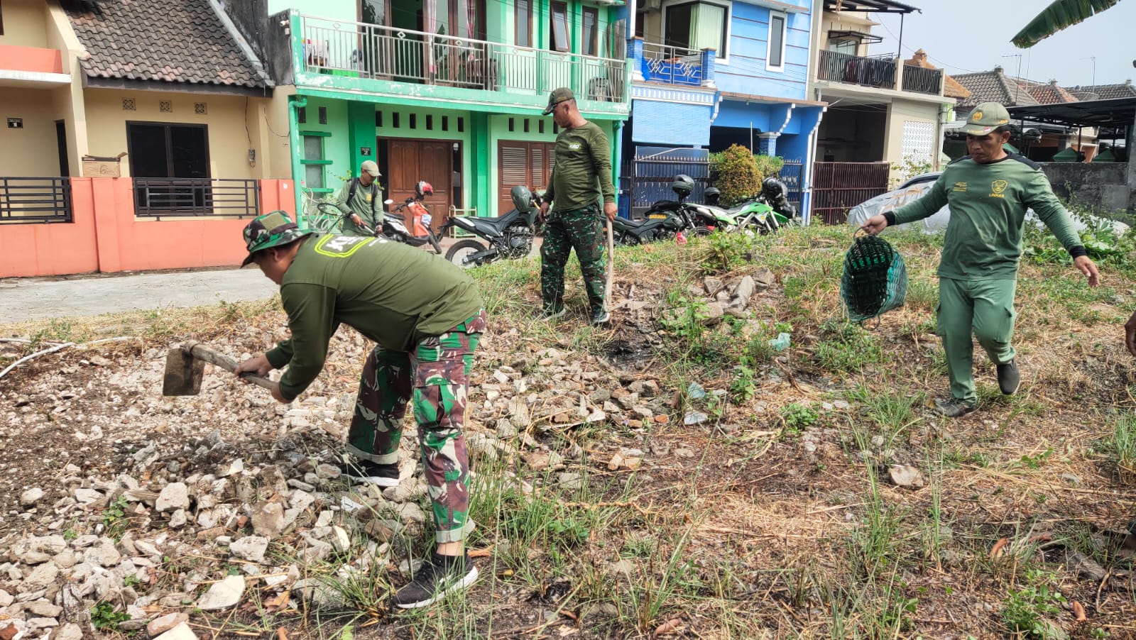 Babinsa Ketelan Pelopori Semangat Kerja Pada Warga Dalam Pelaksanaan Gotong Royong Pembersihan Wilayah