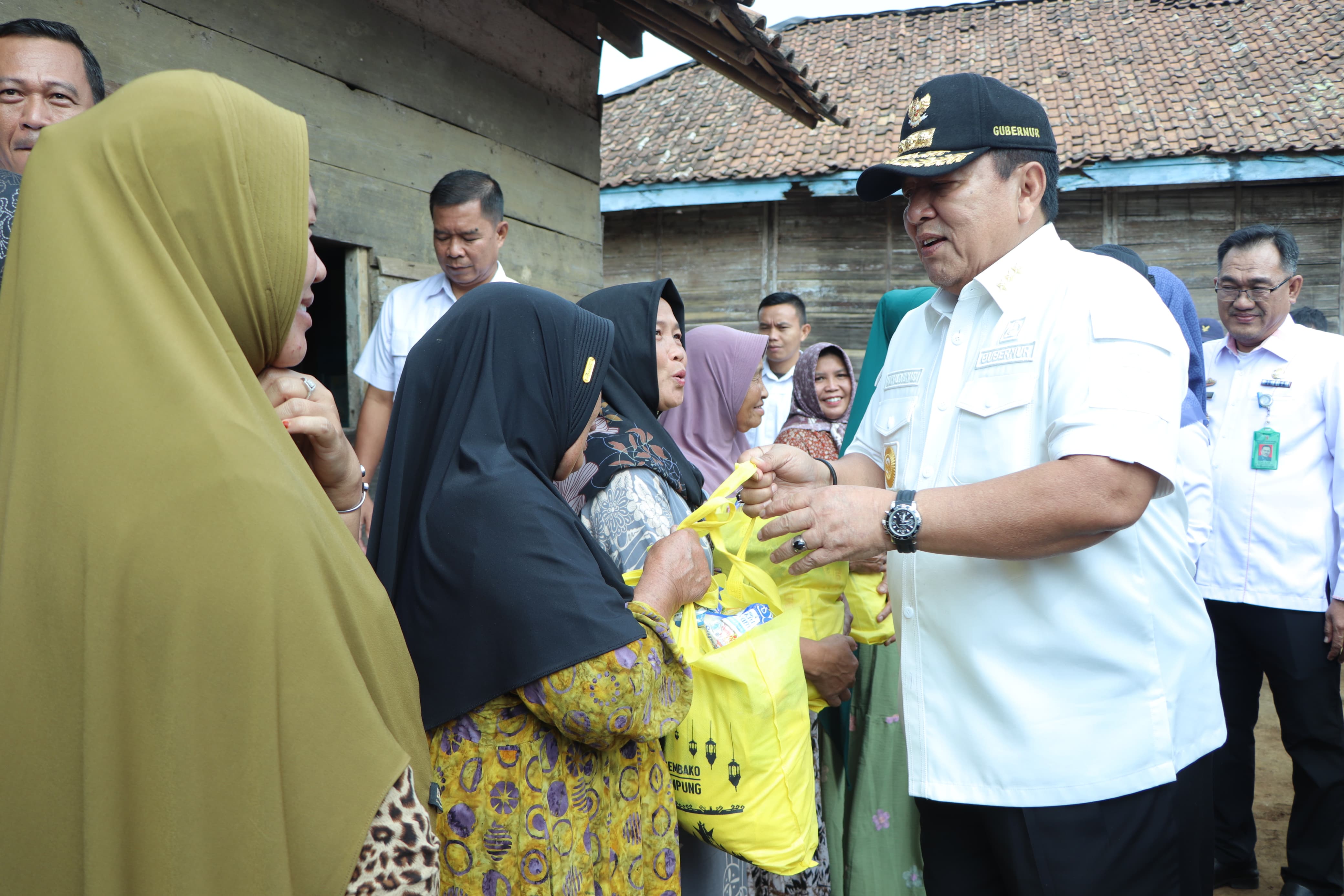Gubernur Arinal Beri Bantuan Kursi Roda kepada Warga Disabilitas dan Lansia di Kecamatan Ulu Belu Tanggamus