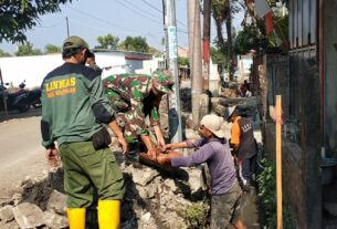 Koramil 02/Banjarsari Bersama Warga Kerja Bakti Bangun Saluran Air Program TMMD Sengkuyung Tahap III