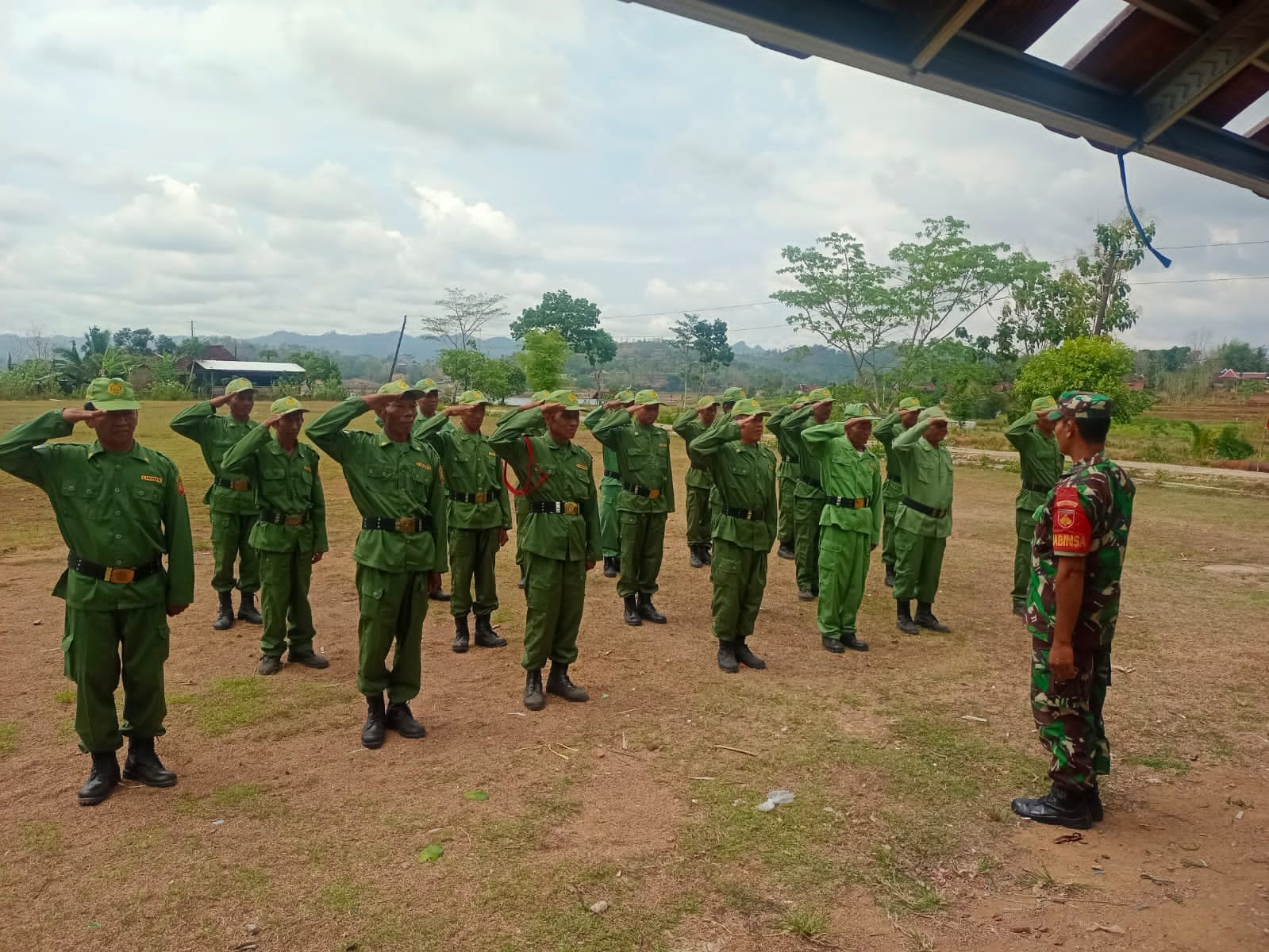 Bersama Polsek, TNI Di Batuwarno Berikan Pembekalan Dan Pelatihan Kepada Linmas
