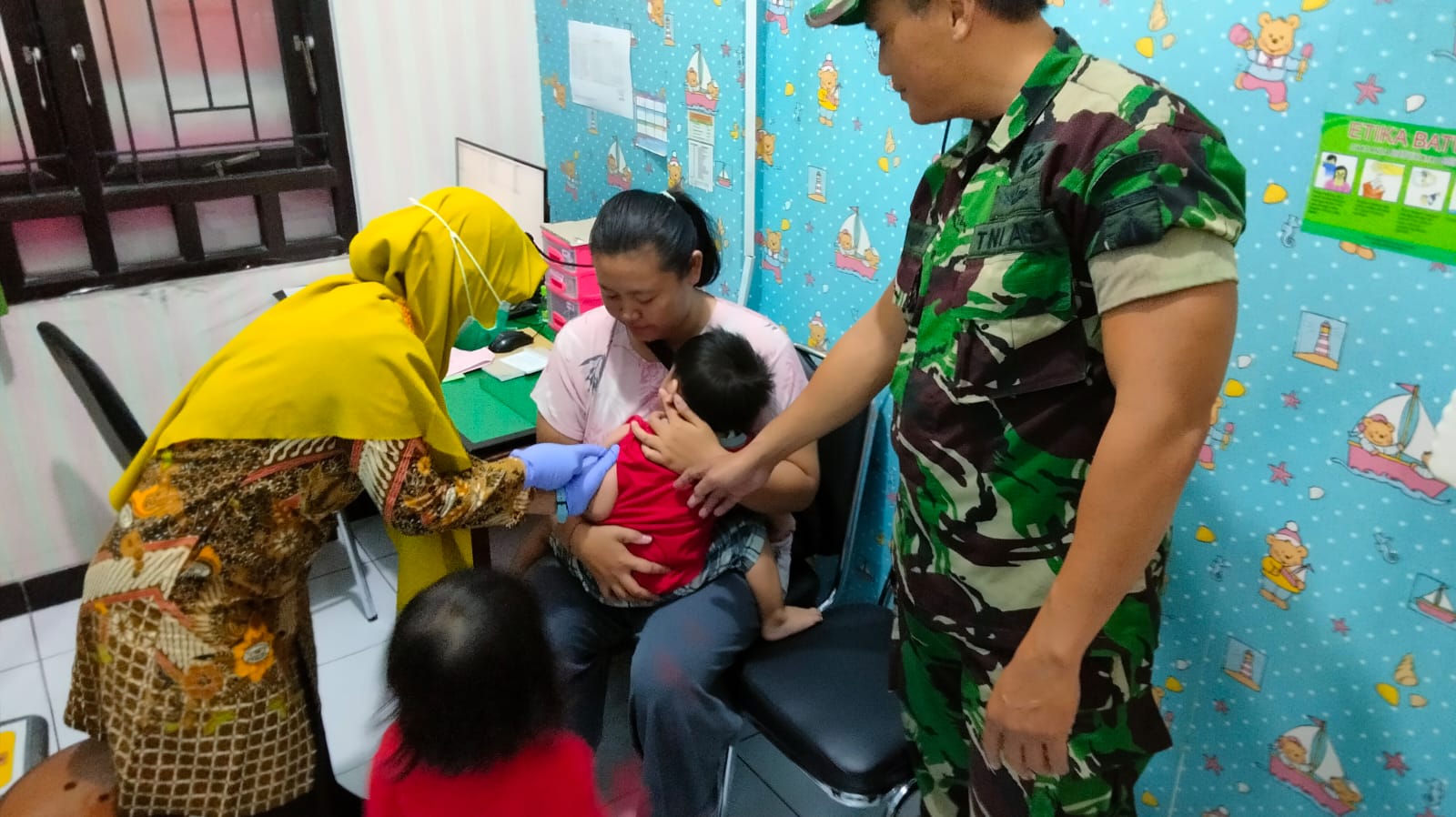 Dukung Program Pemerintah, Bati Bakti TNI Dampingi Imunisasi