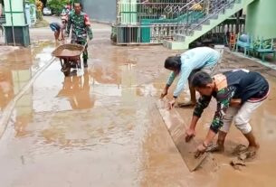 Babinsa Koramil Dander Bojonegoro bantu Bersihkan Lumpur Akibat Banjir Bandang