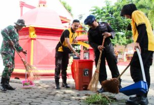 TNI-Polri di Bojonegoro Kompak Bersih-Bersih Lingkungan Tempat Ibadah