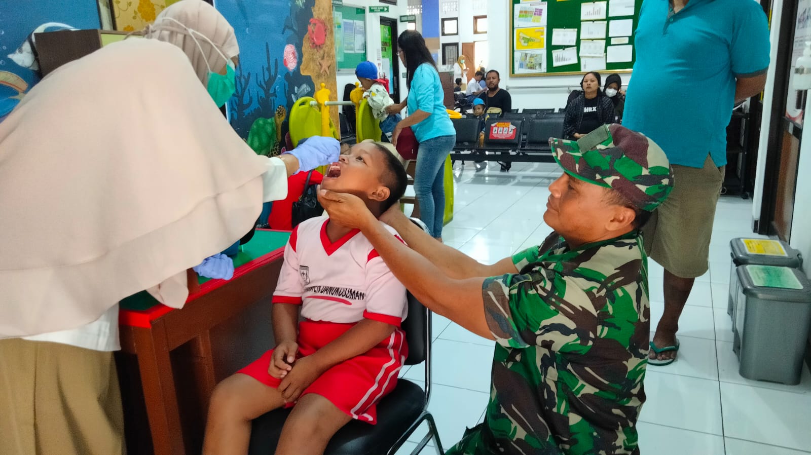 Cegah Stunting, Bati Bakti TNI Dampingi Petugas Nakes Berikan Imunisasi Anak