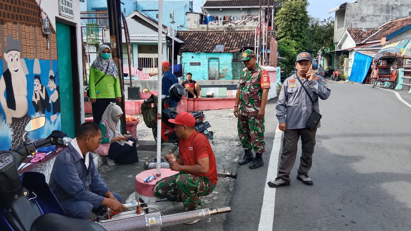 Basmi Sarang Nyamuk, Babinsa Kelurahan Pasar Kliwon Bersama Dinas Kesehatan Laksanakan Foging
