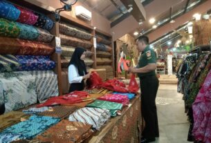 Majukan UMKM di Wilayah Binaan, Babinsa Danukusuman Sambangi Toko Batik Benang Ratu Solo