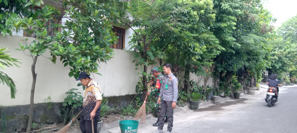 Pelopori Kegiatan Positif, Babinsa Bersama Satlinmas Laksanakan Kerja Bakti Bersihkan Lingkungan Kelurahan